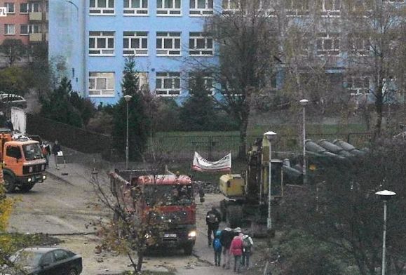 Dzieci, by dostać się do szkoły, lawirują po placu budowy