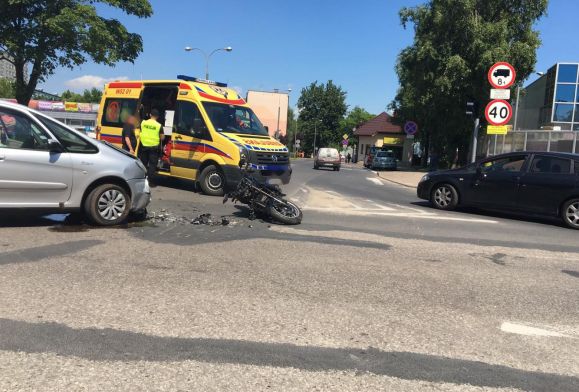 Zderzenie osobówki z motocyklem. Jedna osoba poszkodowana