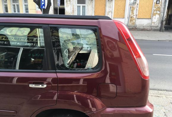 Kolizje, zniszczone samochody i nietrzeźwi kierowcy w weekend w Płocku