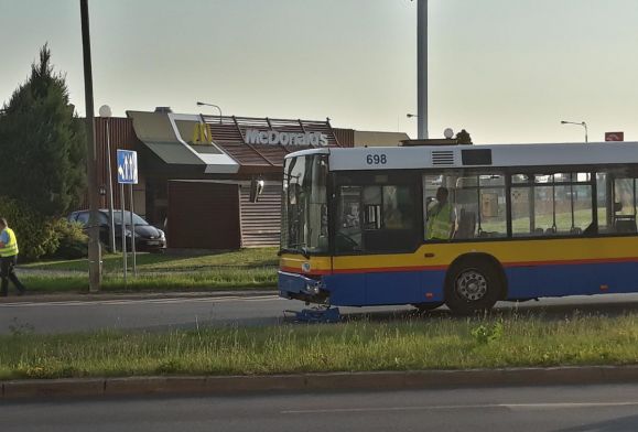 Kolizja osobówki z autobusem na Podolszycach