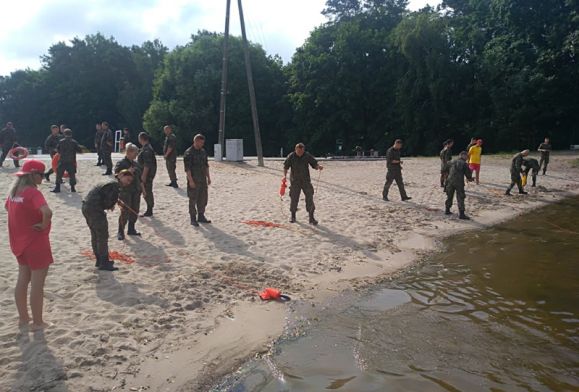 Policja, wojsko i ratownicy na plaży w Płocku