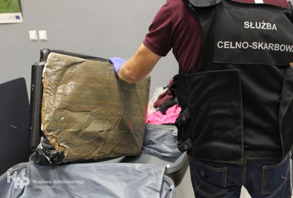 Ponad 8,5 kg heroiny ukrytej w walizkach podróżnych 