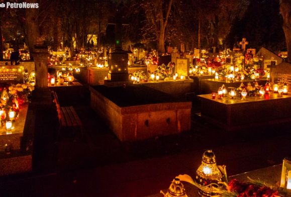 Odwiedziny i refleksje na płockim cmentarzu nocą [ZDJĘCIA]