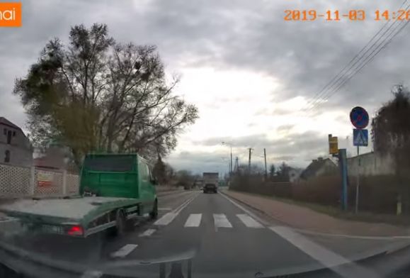 Niebezpieczna jazda kierowcy lawety przez Łąck [FILM]