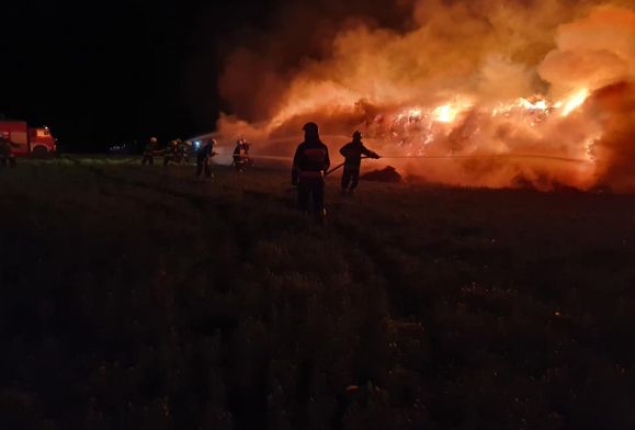 Potężny pożar w gminie Bulkowo. W akcji kilkanaście zastępów straży pożarnej
