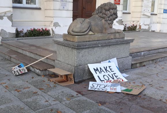 Ekolodzy w Płocku protestują i… zostawiają po sobie śmieci