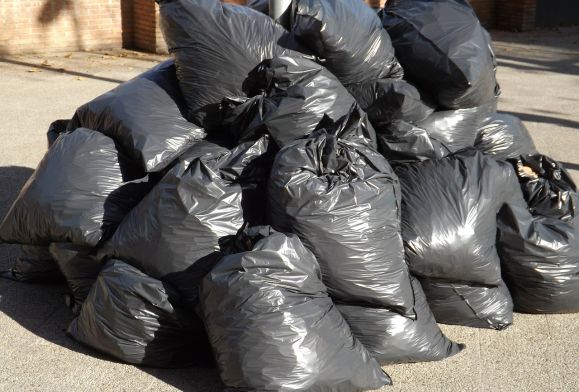 Jakie stawki za wywóz śmieci mają sąsiadujące z Płockiem gminy?