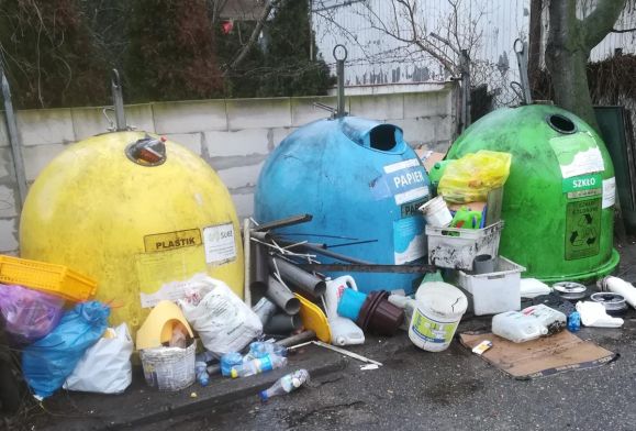 Problem z segregowaniem na płockich osiedlach. „Wiatr roznosi śmieci po okolicy”