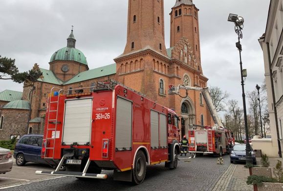 5 zastępów straży pożarnej przy katedrze. Trwała akcja reanimacyjna