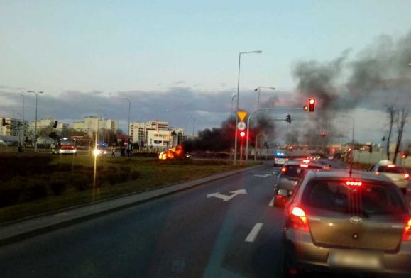 Na rondzie w Płocku płonął samochód