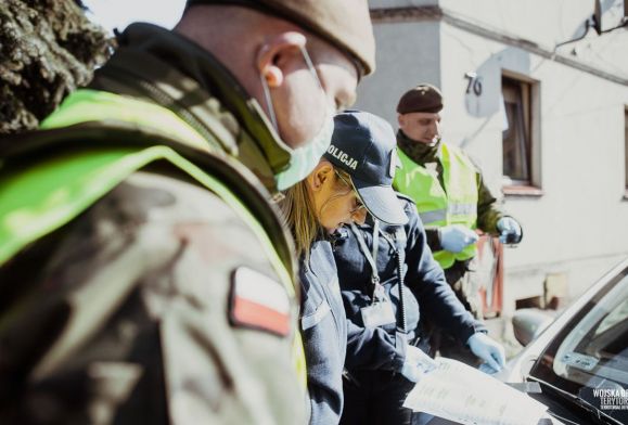 Żołnierze na ulicach Płocka. Pomagają policji w kontroli kwarantanny mieszkańców