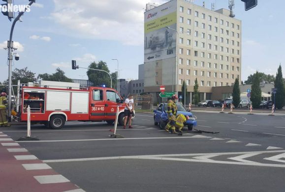 Poważne utrudnienia w centrum Płocka. Po zderzeniu aut zablokowane skrzyżowanie [FILM, ZDJĘCIA]