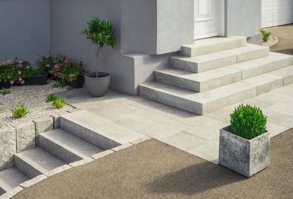 Podkreśl styl swojego domu schodami: łatwość czyszczenia i użytkowania naturalnego kamienia na schodach