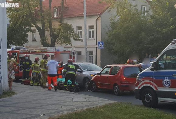 Poważny wypadek w Płocku. Zderzyły się dwa auta, poszkodowana rowerzystka [ZDJĘCIA]