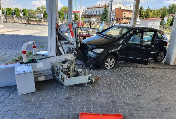 Dlaczego kierowca uderzył w bramę OSP i stację paliw? W aucie znaleziono narkotyki