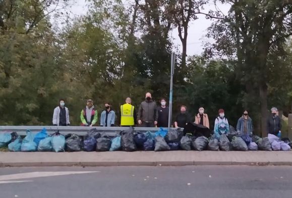 Tysiące butelek i puszek wyrzuconych na teren zielony w Płocku [ZDJĘCIA]