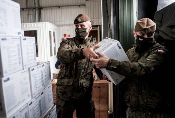 Żołnierze wspierają płocki szpital, transportując środki ochrony