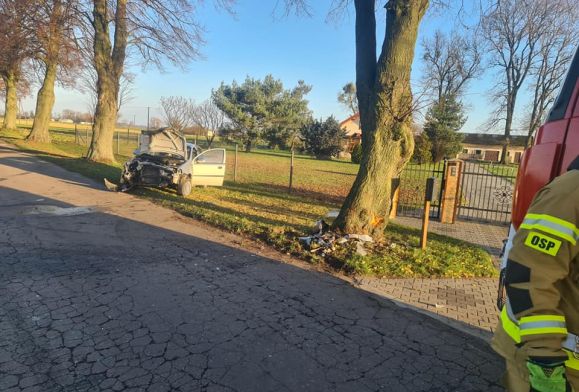 Gmina Drobin: Samochód uderzył w drzewo