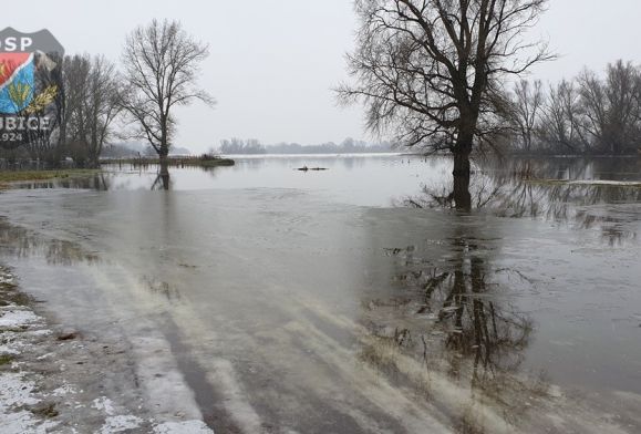 Podwyższony stan wód w Wiśle. Strażacy ostrzegają przed powodzią [ZDJĘCIA]