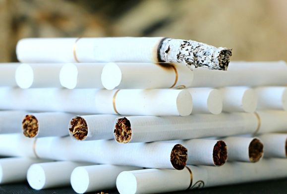 Zatrzymali handlarza nielegalnymi papierosami na gorącym uczynku