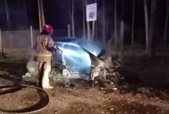 Nocny pożar samochodu w Koszelówce [ZDJĘCIA]