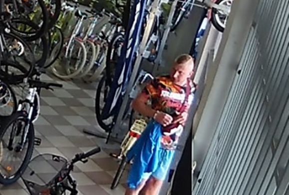 Ukradł rower w sklepie. Policja publikuje jego wizerunek [ZDJĘCIA]