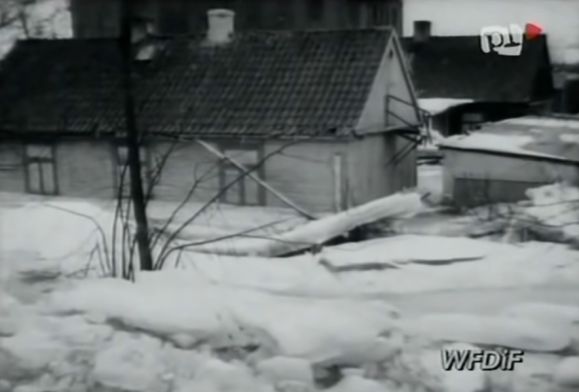 Budynki pod zamarzniętą wodą… 40 lat po wielkiej powodzi na Radziwiu [FILM]