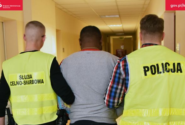 Komunikat Izby Administracji Skarbowej w Warszawie - Kokaina na dworcu. Akcja mazowieckiej KAS i Policji.