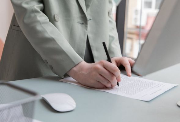 Spisanie umowy – samodzielnie czy u notariusza? Co należy wiedzieć?