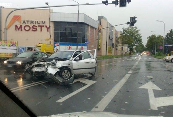 Wypadek przy Galerii Mosty. Są utrudnienia