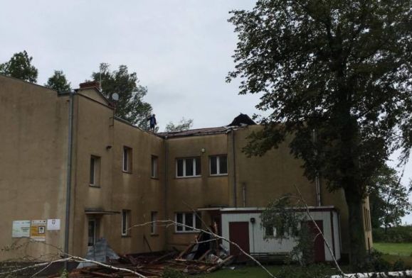 Krajobraz po burzy. Uszkodzona szkoła w gminie Drobin