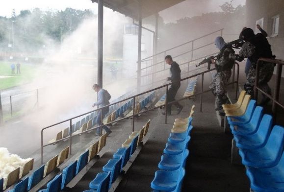 Atak na miejskim stadionie. “Dochodzi do podpalenia budynku”