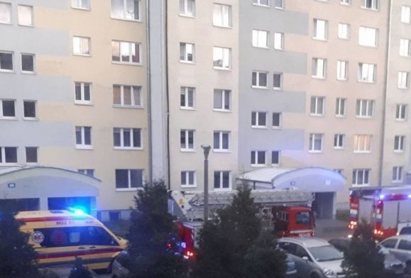 Karetka i straż pożarna na Podolszycach Północ. Co się stało?