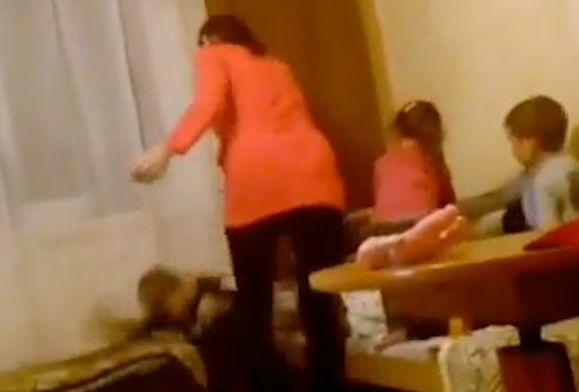 Matka zaprzecza biciu dzieci. Tymczasem mamy film…