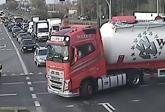 Wypadek na Trasie Popiełuszki. Tr&oacute;jka dzieci w szpitalu