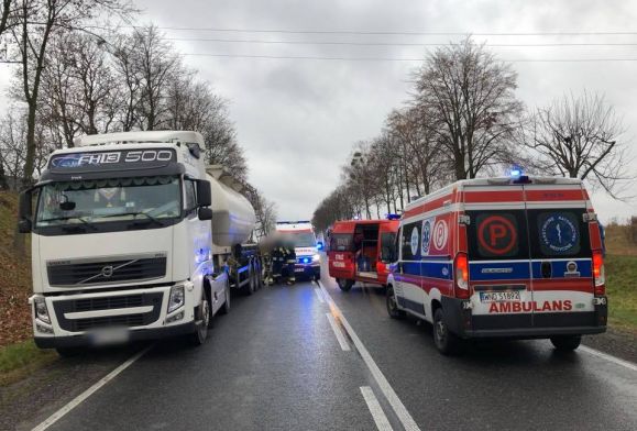 Wypadek na DK62. Zderzyły się trzy auta, droga zablokowana