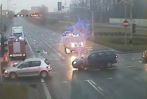 Zderzenie ciężar&oacute;wki z busem. Rondo Wojska Polskiego częściowo zablokowane [AKTUALIZACJA]