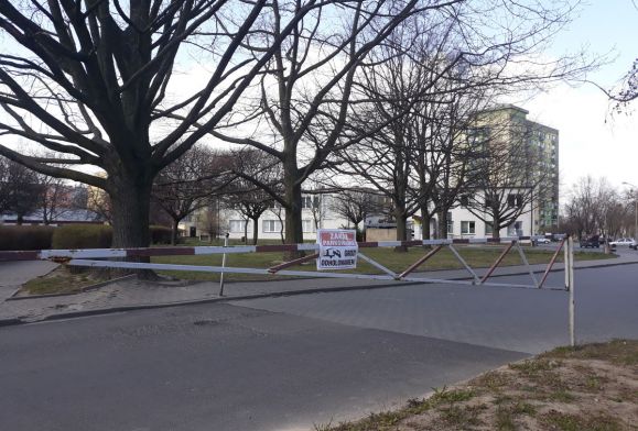 Czytelniczka: Dlaczego zamknięto parking przy przychodni?