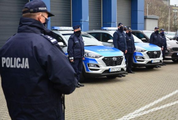 Policjanci otrzymali nowe radiowozy. Zakupy wsparł samorząd