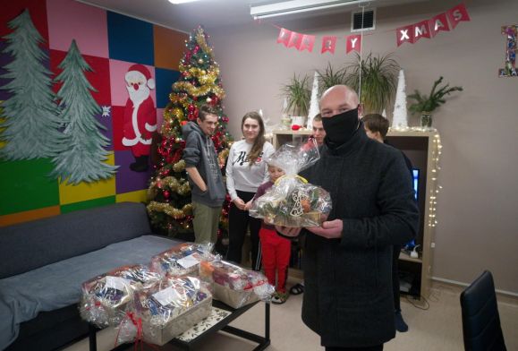 Pracownicy Orlenu przygotowali paczki dla potrzebujących dzieci