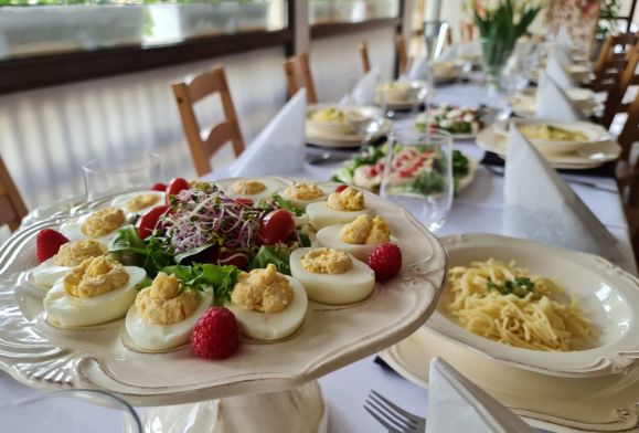 Jak wszyscy, to wszyscy… Babcia też! Przyjdź na domowy obiad do Garów Babci Krysi
