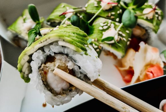 Rolka sushi to smaki azjatyckie i kuchni hawajskiej. Już działa w Płocku!