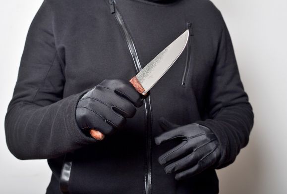 Chciał zabić kolegę nożem i młotkiem. Zabarykadował się przed policją i schował w szafie…