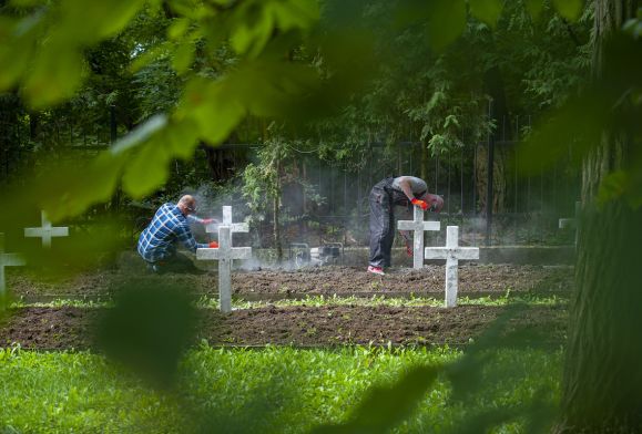 Skazani z płockiego Zakładu Karnego odnowili mogiły żołnierzy