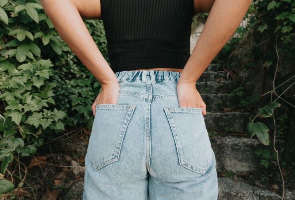 Kto powinien wybrać jeansy damskie z wysokim stanem? Porady stylisty