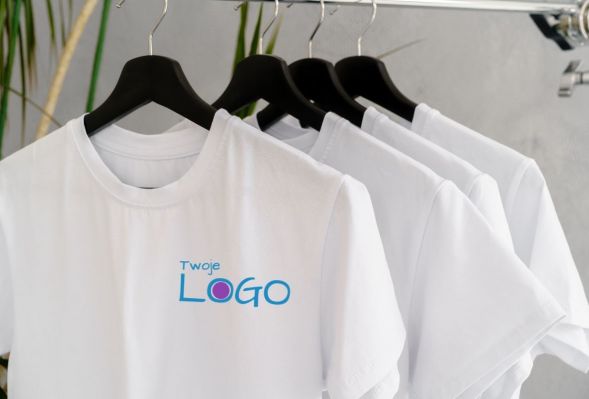 Koszulki z nadrukiem z logo - postaw na firmową odzież