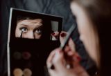 Jak wybrać odpowiednie lustro do makijażu dla profesjonalistów, jak i do użytku domowego?