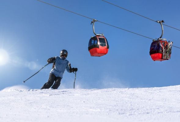 Jakie rzeczy powinna obejmować dobra polisa narciarska?
