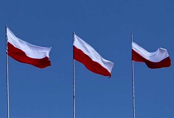 Jak prawidłowo używać i wywieszać flagę Polski? Przepisy i etykieta