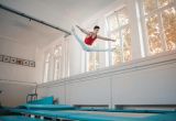 Trampolina ziemna w przestrzeni miejskiej – jak zaplanować bezpieczną strefę zabawy?